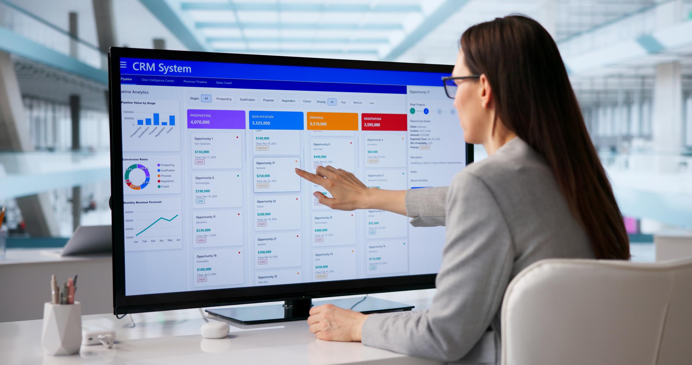 CRM چیست و چگونه به افزایش فروش کمک میکند؟ راهنمای جامع مدیریت ارتباط با مشتری